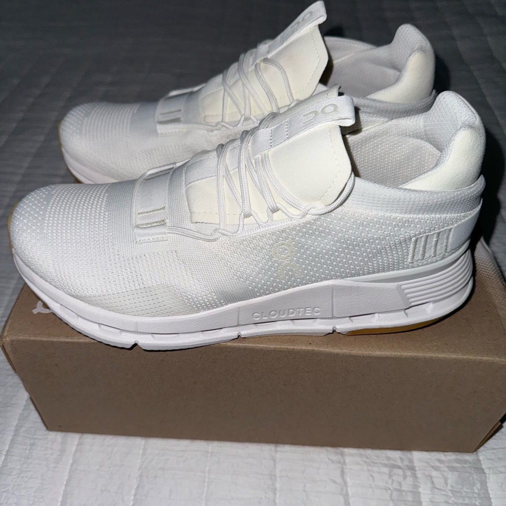 Brand new!! Women’s on cloud Cloudnovas 9.5